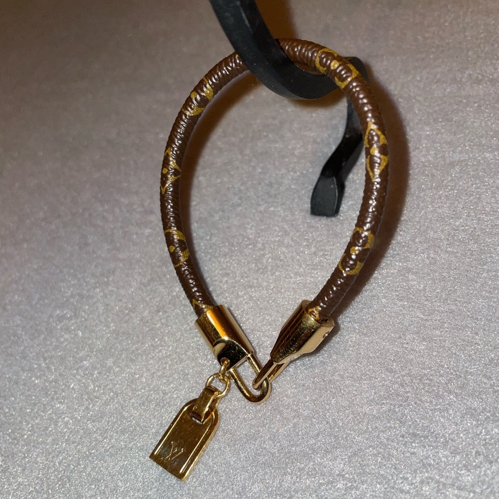 LV Monogram Bracelet Jewelry AV Show Louis Vuitton Bracelet - Picture 8 of 15